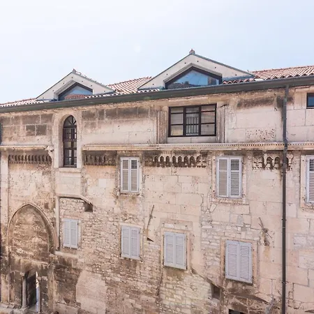 Daire Diana's Chamber